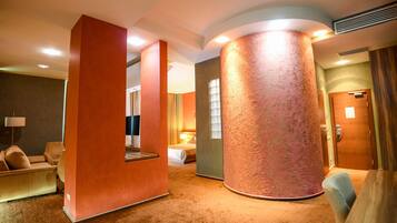 Luxury-Suite, Stadtblick | Minibar, Zimmersafe, Schreibtisch, Bügeleisen/Bügelbrett