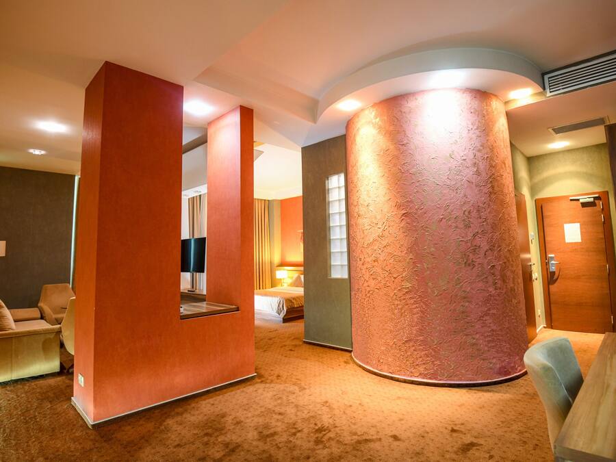 Luxury-Suite, Stadtblick | Minibar, Zimmersafe, Schreibtisch, Bügeleisen/Bügelbrett