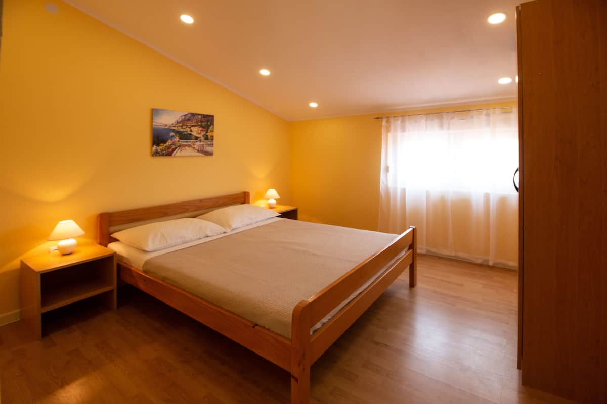Appartement, 2 slaapkamers, terras, uitzicht op zee | Een strijkplank/strijkijzer, gratis wifi, beddengoed