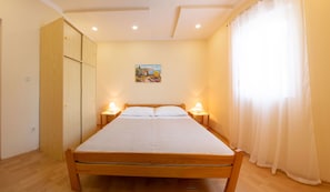 Tabla de planchar con plancha, wifi gratis y ropa de cama 