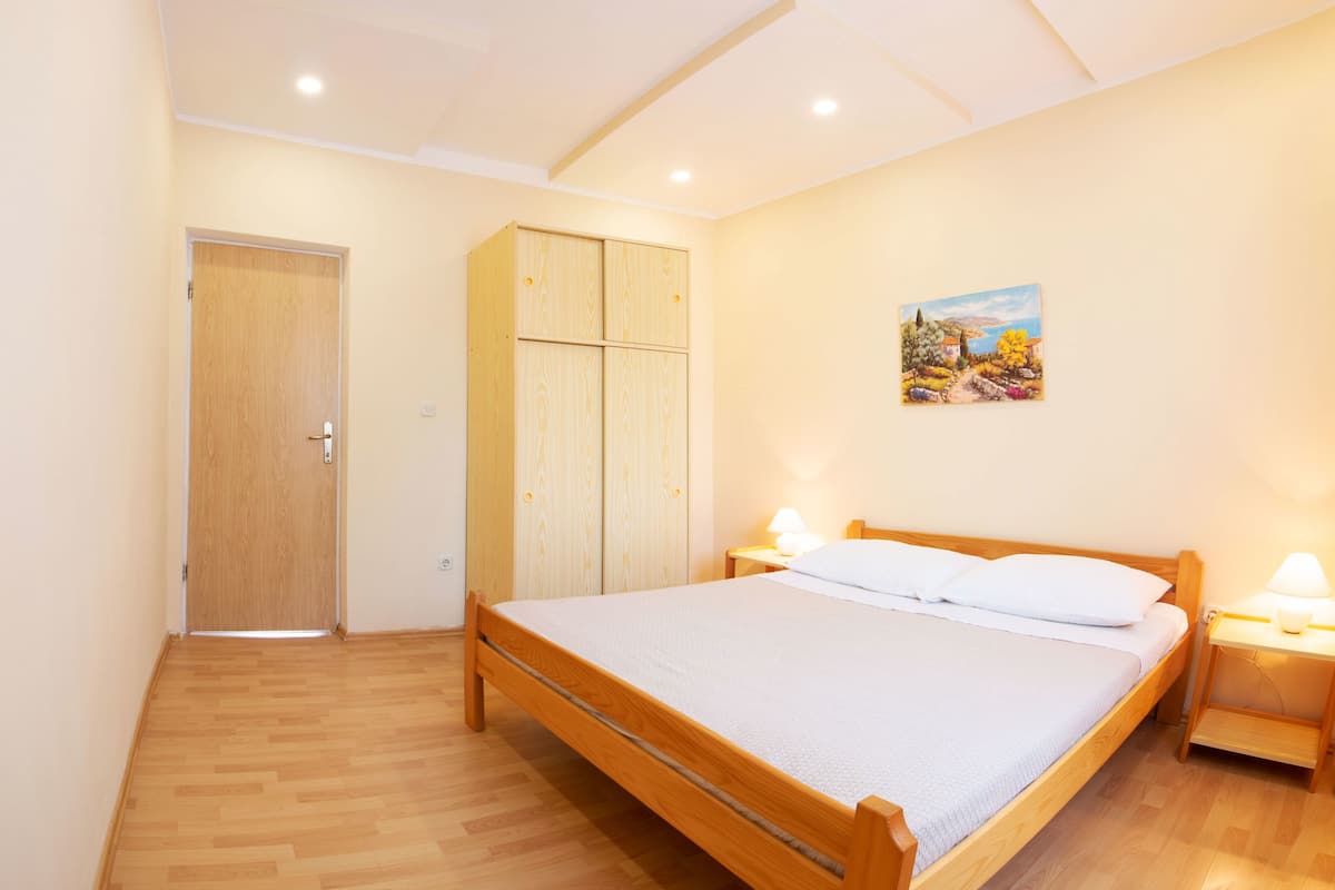 Appartement, 2 slaapkamers, terras | Een strijkplank/strijkijzer, gratis wifi, beddengoed