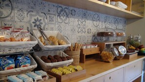 Ein reichhaltiges Buffet mit verschiedenen Speisen und Beilagen.