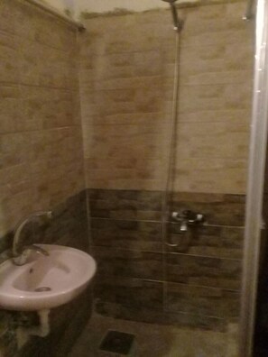 Douche, articles de toilette gratuits, sèche-cheveux
