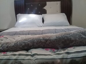 Double or Twin Room | In-room safe, iron/ironing board, free WiFi - Nile plaza hostel (Cairo)