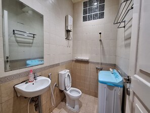 Junior Villa, 2 Bedrooms, Garden View | Bathroom | Combined shower/bathtub, rainfall showerhead, bidet, towels - Villa Kota Bunga Anggrek (Cipanas)