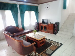 แกรนด์วิลล่า, 5 ห้องนอน, สูบบุหรี่ได้, วิวสวน | บริเวณนั่งเล่น | ทีวี