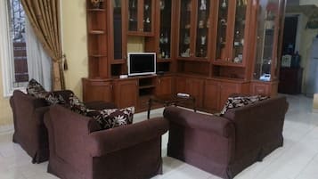 Villa, 2 habitaciones | Área de sala de estar | Televisión