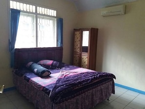 1 habitación, decoración personalizada, muebles diferentes y escritorio 