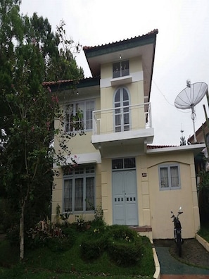 Front of property - Villa Kota Bunga Sakura (Cipanas)