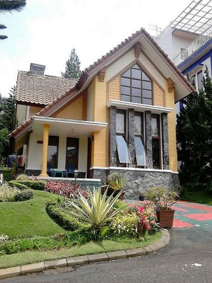 Front of property - Villa Kota Bunga Sakura (Cipanas)