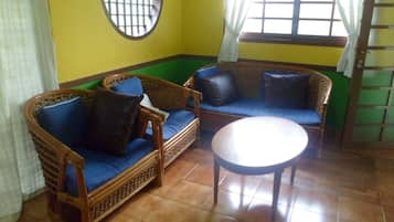 Casa, 3 habitaciones | Sala de estar | Televisión de pantalla plana