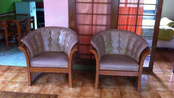 Casa, 4 habitaciones | Sala de estar | Televisión de pantalla plana