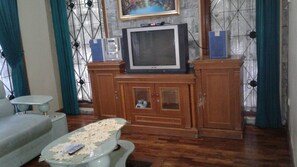 Casa, 4 habitaciones | Zona de estar | Una televisión de pantalla plana
