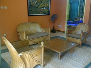 House, 5 Bedrooms | Living area