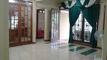 Casa, 4 habitaciones | Área de sala de estar | Televisión de pantalla plana