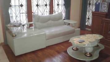 House, 4 Bedrooms | Ruang tamu | TV skrin rata