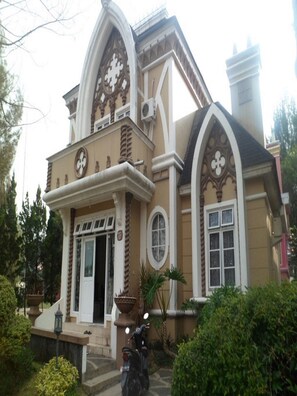 Vista frontal de la propiedad