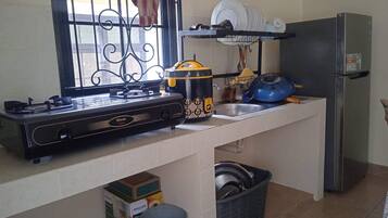 Villa Deluxe, 2 chambres, fumeurs, vue jardin | Cuisine privée | Réfrigérateur, micro-ondes (sur demande), plaque de cuisson