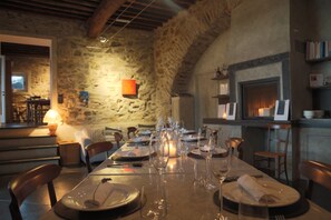 Frukost och middag serveras, med utsikt mot trädgården