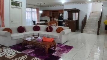 วิลล่า, 4 ห้องนอน | บริเวณนั่งเล่น | ทีวีจอแบน