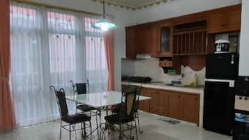 Vila, 4 kamar tidur | Dapur pribadi | Lemari es, kompor, dan peralatan masak/sendok-piring
