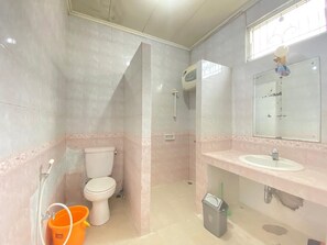 Vila, 2 kamar tidur | Kamar mandi | Kombinasi shower/bathtub, pancuran hujan, lantai berpemanas, dan handuk