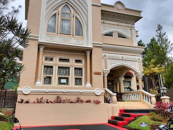 Front of property - Villa Kota Bunga Allamanda (Cipanas)