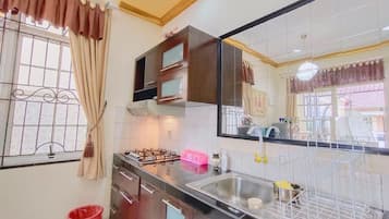 House, 2 Bedrooms | Private kitchen