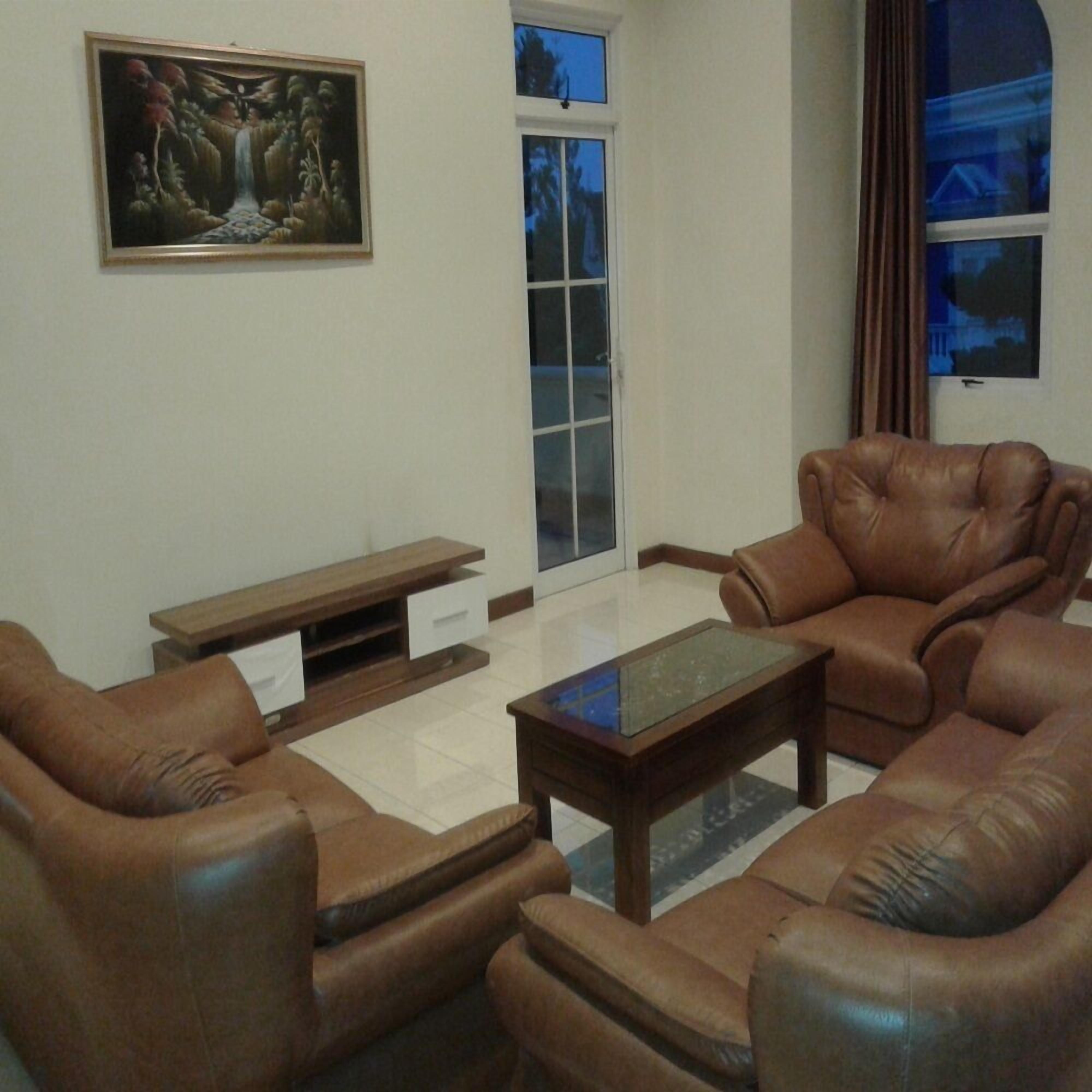House, 5 Bedrooms | Living room | Flat-screen TV