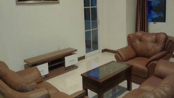 House, 5 Bedrooms | Living room | Flat-screen TV