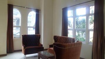House, 5 Bedrooms | Living room | Flat-screen TV