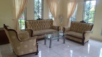 House, 3 Bedrooms | Living room | Flat-screen TV