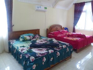 하우스, 침실 2개 | 1  개의 침실, 각각 다른 스타일의 인테리어, 각각 다르게 가구 비치, 책상