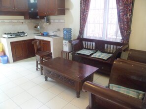 하우스, 침실 3개 | 1 개의 침실, 각각 다른 스타일의 인테리어, 각각 다르게 가구 비치, 책상