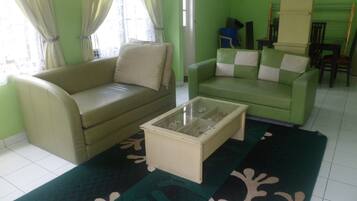 1 bedroom, individually decorated, individually furnished, desk