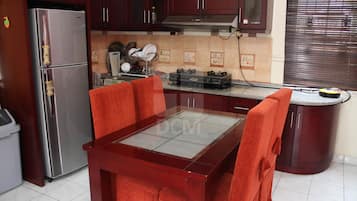 Villa, 2 Schlafzimmer | Eigene Kochnische | Kühlschrank, Herdplatte, Kochgeschirr/Geschirr/Besteck