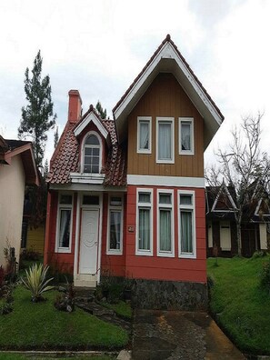 Front of property - Villa Kota Bunga Peony (Cipanas)