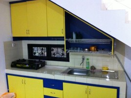 Casa, 3 quartos | Cozinha privada | Geladeira, cooktop, panela elétrica de arroz, chapa