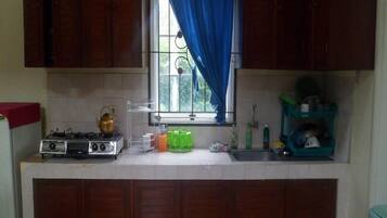 House, 2 Bedrooms | Private kitchenette | Fridge