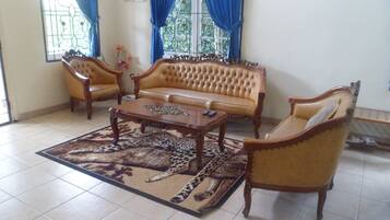 House, 2 Bedrooms | Living area | Flat-screen TV