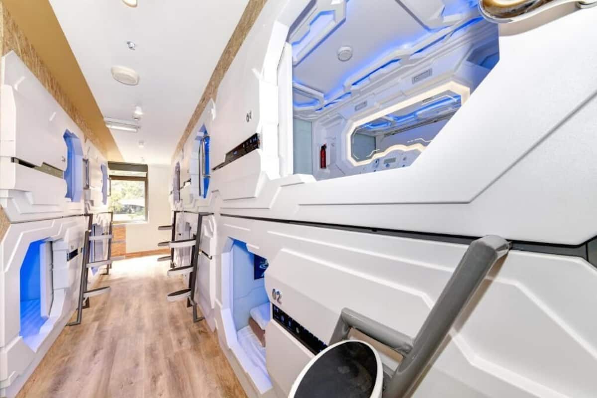 Single Room (Single Capsule) | Peti besi dalam bilik, Wi-fi percuma, cadar katil