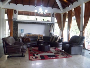 House, 5 Bedrooms | Living room | Flat-screen TV