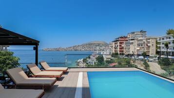 Kolam renang outdoor musiman