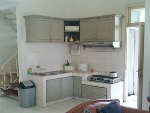 Refrigerador, placa de cocina, arrocera, utensilios de cocina