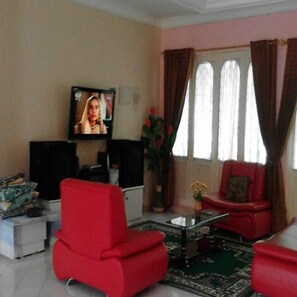 Villa, 6 Bedrooms | Living room