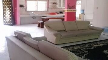 Villa, 6 habitaciones | Zona de estar | Una televisión