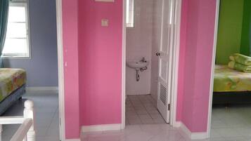 Villa, 5 habitaciones | Baño | Ducha y bañera combinadas y toallas