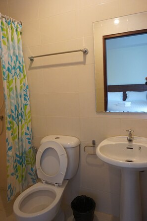 Superior Double Room | Badkamer | Een douche, gratis toiletartikelen, handdoeken