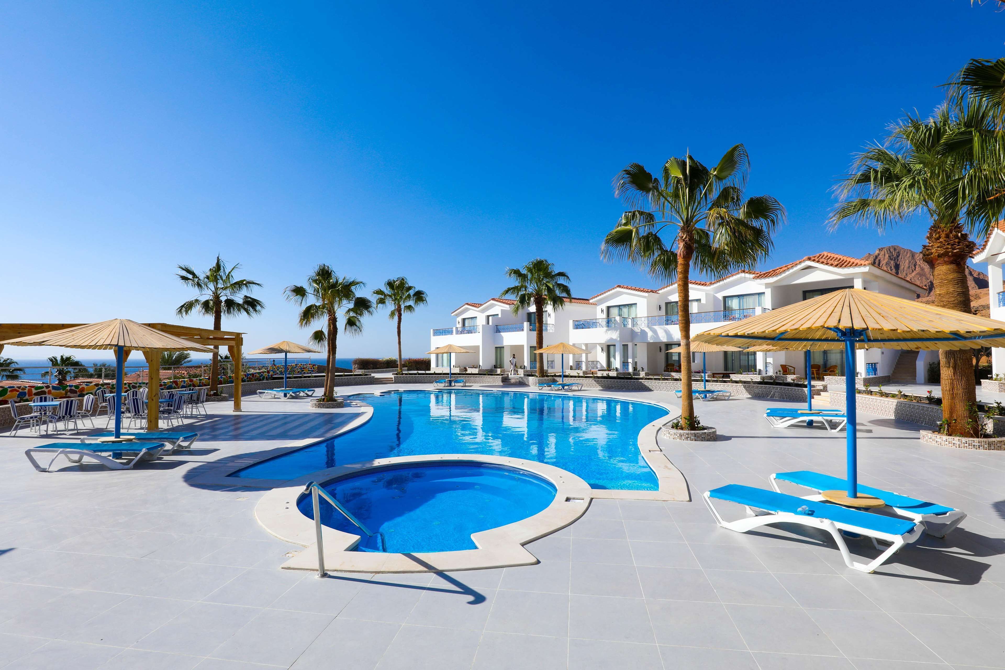 3 piscines couvertes, 3 piscines extérieures