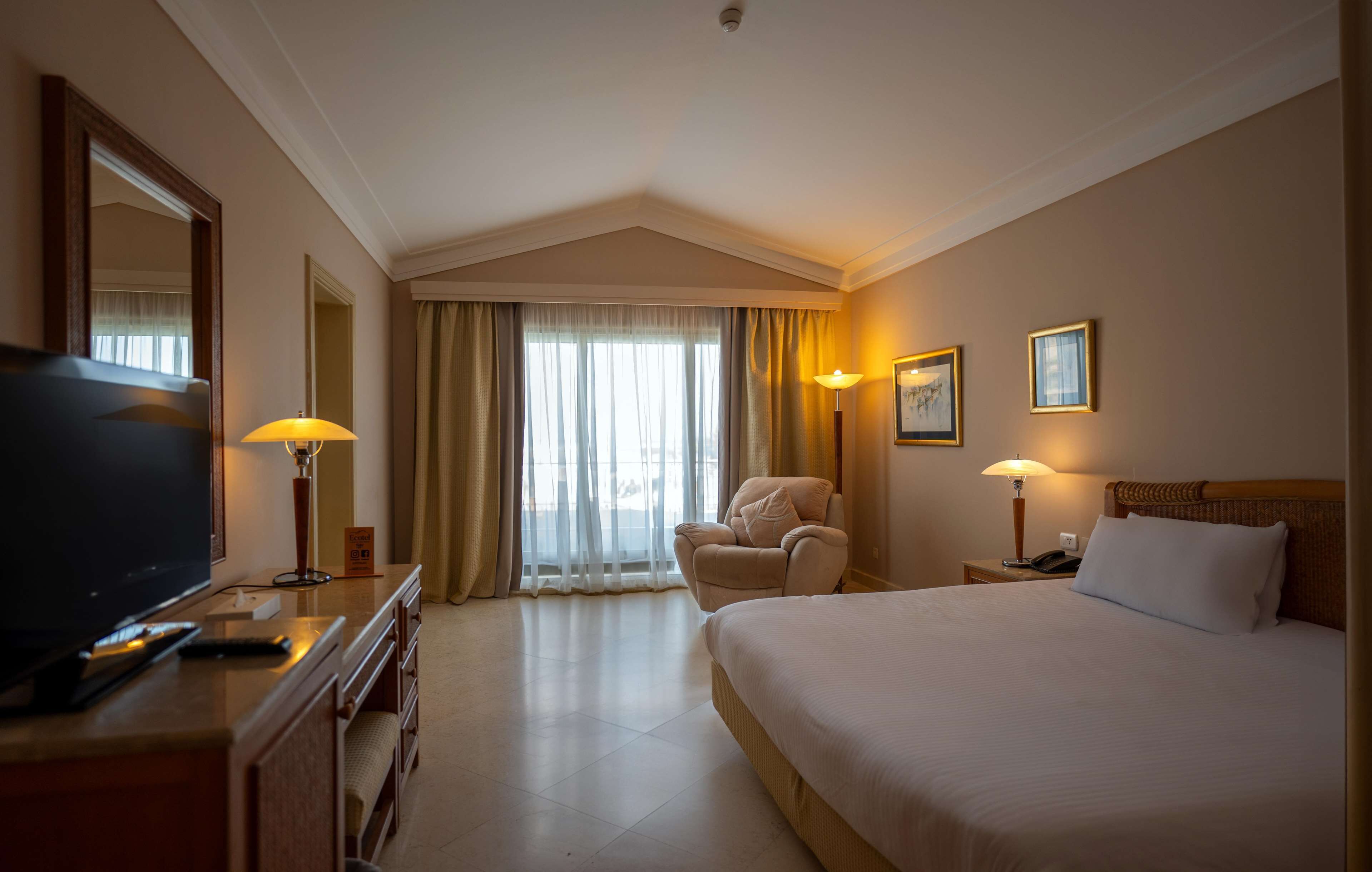 Minibar, caja de seguridad en la habitación y escritorio 